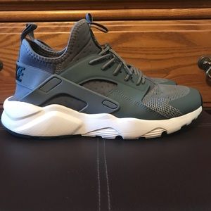 Nike Air Huarache Size 10